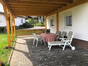 Ein Balkon oder eine Terrasse in der Unterkunft Ferienwohnung am Rohrbacherhof Sabine Rück