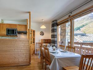 Un restaurante u otro lugar para comer en Appartement Val-d'Isère, 3 pièces, 6 personnes - FR-1-694-29
