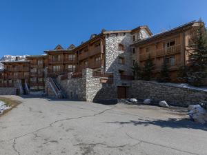 a large building with a driveway in front of it at Appartement Val-d'Isère, 3 pièces, 6 personnes - FR-1-694-100 in Val-d'Isère