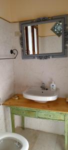 bagno con lavandino e specchio di Villa Bruno a Pisticci