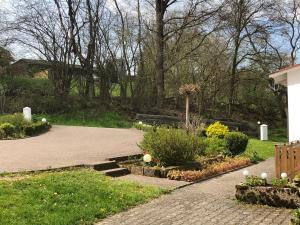 Ein Garten an der Unterkunft Ferienwohnung am Rohrbacherhof Sabine Rück