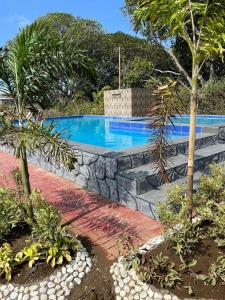 una gran piscina en un patio con árboles en Camp Palo Bandera, en Calatagan