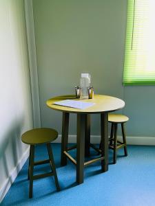 una mesa y dos taburetes en una habitación en Camp Palo Bandera, en Calatagan