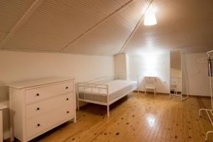 - une chambre avec un lit et une commode dans l'établissement Kritamo villa on Trani Ammouda beach, à Ágios Nikólaos