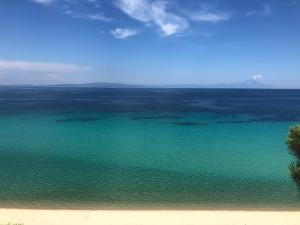 - une vue sur l'océan depuis la plage dans l'établissement Kritamo villa on Trani Ammouda beach, à Ágios Nikólaos