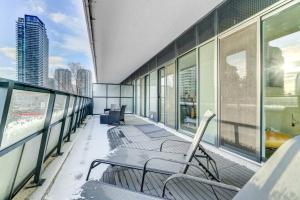 balkon budynku z krzesłami i oknami w obiekcie Waterfront Luxury Condo w mieście Toronto