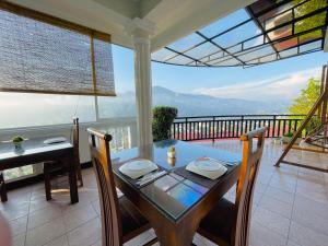 Vista generica sulle montagne o vista sulle montagne dall'interno della stanza in casa privata