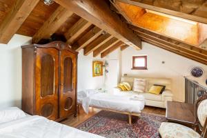 sala de estar con 2 camas y sofá en Via Calcada Apartment, en Vittorio Veneto