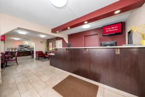 a fast food restaurant with a bar in the lobby at Red Roof Inn PLUS+ Huntsville – Madison in Madison