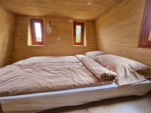 Postel nebo postele na pokoji v ubytování Glamping Rajska vas