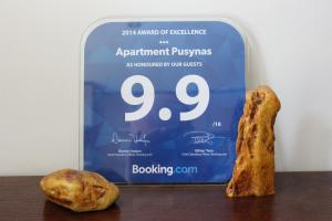 奈达普希纳斯公寓的标牌上装有百吉饼和两片面包