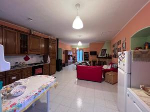 una cucina con frigorifero e tavolo di PAGLIUCO Casa in campagna a Sulmona