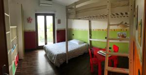 - une chambre avec des lits superposés, une table et des chaises dans l'établissement Casa Morena near Anagnina metro, à Rome