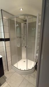 W łazience znajduje się prysznic ze szklanymi drzwiami. w obiekcie Gîte les Rayols w mieście Saint-Agrève
