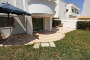 una casa con patio e ombrellone in cortile di Pleasant house in Africa Jade 200m to the beach a Korba