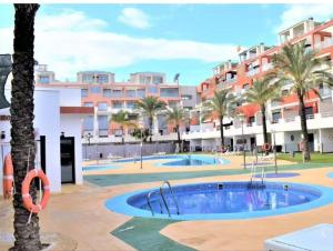 Bazén v ubytovaní Ático playa Vera, Costa Rey, jacuzzi y 3 piscinas, 2 terrazas 50m alebo v jeho blízkosti