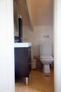 un baño con inodoro y lavabo en Villa Gerani, en Gerani 55 fotos más
