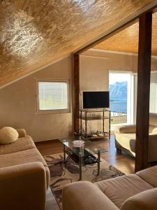 sala de estar con sofá y mesa en Apartment Perović, en Kotor