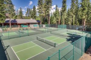 um par de campos de ténis num campo de ténis em Flurry by AvantStay Tahoe Donner Home w Access to Northstar Resort Community em Kingswood Estates