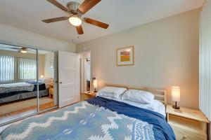 een slaapkamer met een bed en een plafondventilator bij Pacific Beach Apartment Walk to Beach and Pier! in San Diego