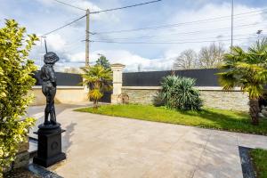 a statue of a woman on a pedestal in a driveway at Résidence P&C Studio très agréable in Neuilly-sur-Marne