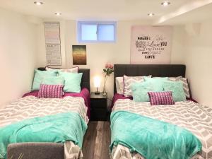 Un pat sau paturi într-o cameră la Luxury Bachelor Suite