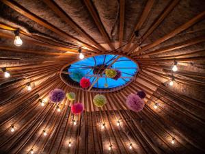 eine Decke einer Jurte mit Lichtern und Blumen in der Unterkunft Giant Yurt Sleeping 8 with Spa, Catering, Walled Gardens, Nature Reserve, Free Parking in Scunthorpe