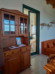 Zimmer mit einem großen Holzschrank und einem Fenster in der Unterkunft L' appartamentino in Leni