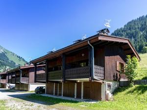 ラ・クリュサにあるAppartement La Clusaz, 4 pièces, 6 personnes - FR-1-437-54のバルコニー付きの建物