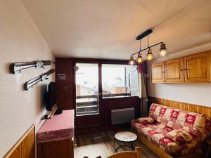 ein Wohnzimmer mit einem Sofa und einem Fenster in der Unterkunft Studio Hauteluce, 2 pièces, 4 personnes - FR-1-293-218 in Hauteluce