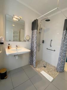 Koupelna v ubytování Hôtel Le Neptune en Camargue