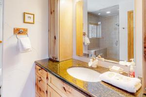 een badkamer met een wastafel en een spiegel bij Wapiti Point - Main House in Grand Lake +12 foto's