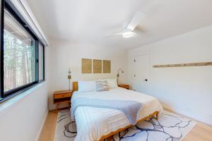 ein weißes Schlafzimmer mit einem Bett und einem Fenster in der Unterkunft Piney Point in Arnold