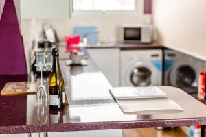 Seabrin في آبريستويث: طاولة مطبخ مع زجاجة من النبيذ عليها