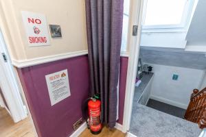una señal de no fumadores en la puerta de una habitación en Seabrin en Aberystwyth