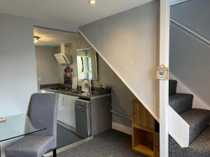 Habitación con escalera, mesa y sillas. en The Coquet Apartment - short stroll to Warkworth Castle and Hermitage, en Warkworth
