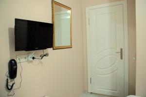 TV a/nebo společenská místnost v ubytování Tolga Hotel