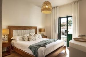 a bedroom with a large bed and a window at Boutique Hotel Solaz in Porto Rafael