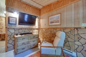 TV a/nebo společenská místnost v ubytování Stargaze, Hike and Kayak Cabin Near Copper Breaks!