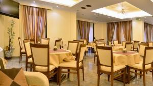 TV a/nebo společenská místnost v ubytování Filoxenia Hotel