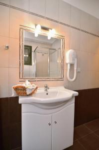 Koupelna v ubytování Filoxenia Hotel