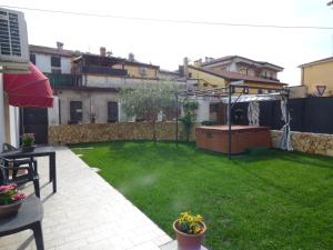 A garden outside NICOLE DONEY LOCAZIONE TURISTICA