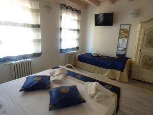 A bed or beds in a room at NICOLE DONEY LOCAZIONE TURISTICA