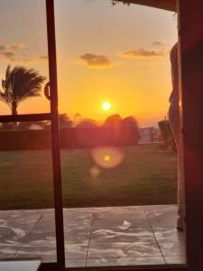 una puesta de sol vista a través de una ventana de una casa en La Vista 6 Ain Sokhna Chaleh, en Ain Sokhna