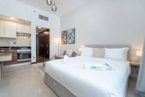 Postel nebo postele na pokoji v ubytování Marina Dreams Studio with a Tropical Twist