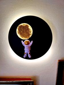 een klok aan een muur met een astronaut erop bij AgriCesar in San Lorenzo