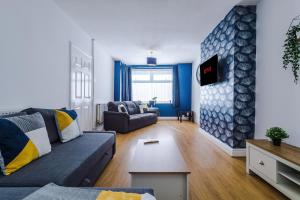 salon z kanapą i telewizorem w obiekcie Charming 3-Bedroom Home in Liverpool - FREE Parking w mieście Deysbrook