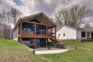 ein Haus mit einer großen Terrasse und einem Haus in der Unterkunft Waterfront Home on Lake Milton Dock, Hot Tub in Lake Milton