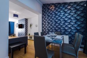 una sala da pranzo con tavolo e sedie di Charming 3-Bedroom Home in Liverpool - FREE Parking a Deysbrook