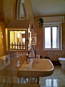 een badkamer met een wastafel en een spiegel bij AgriCesar in San Lorenzo